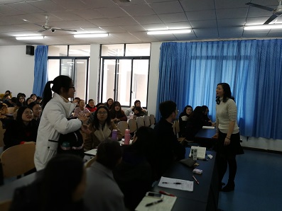 重庆市求精中学政治组组长代豫军与学生交流 PA视讯集团